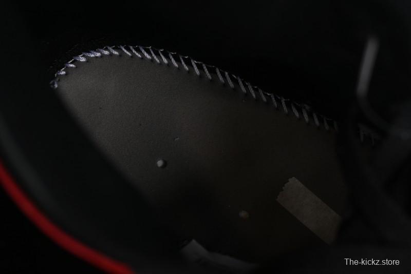 Nike Air Jordan 1 High Retro OG Basketball Shoes with Black Toe Design - 555088-125