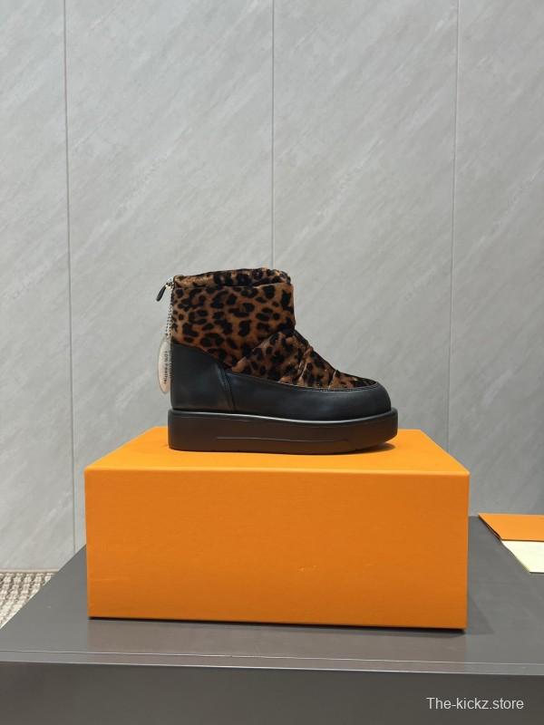 Louis Vuitton Fall/Winter 2025 Snow Boots with Round Toe and Thick Sole - KFY00310